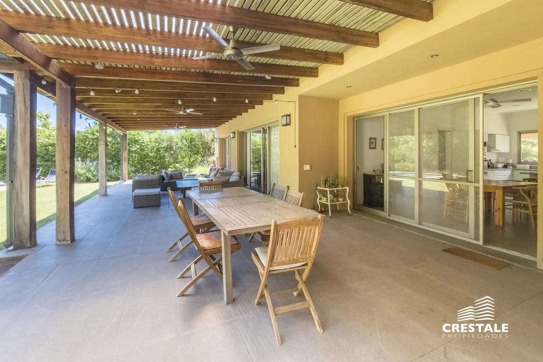 Casa 5 dormitorios en venta Country Golf Rosario, Rosario. CHO4670072 Crestale Propiedades