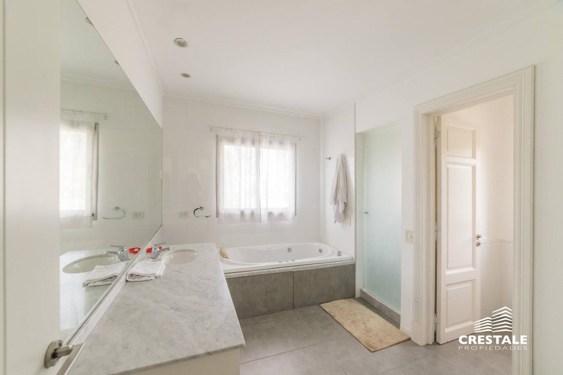 Casa 5 dormitorios en venta Country Golf Rosario, Rosario. CHO4670072 Crestale Propiedades