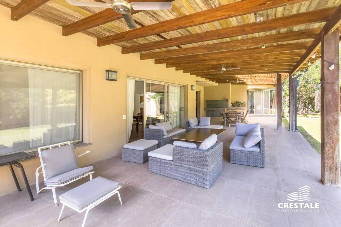 Casa 5 dormitorios en venta Country Golf Rosario, Rosario. CHO4670072 Crestale Propiedades