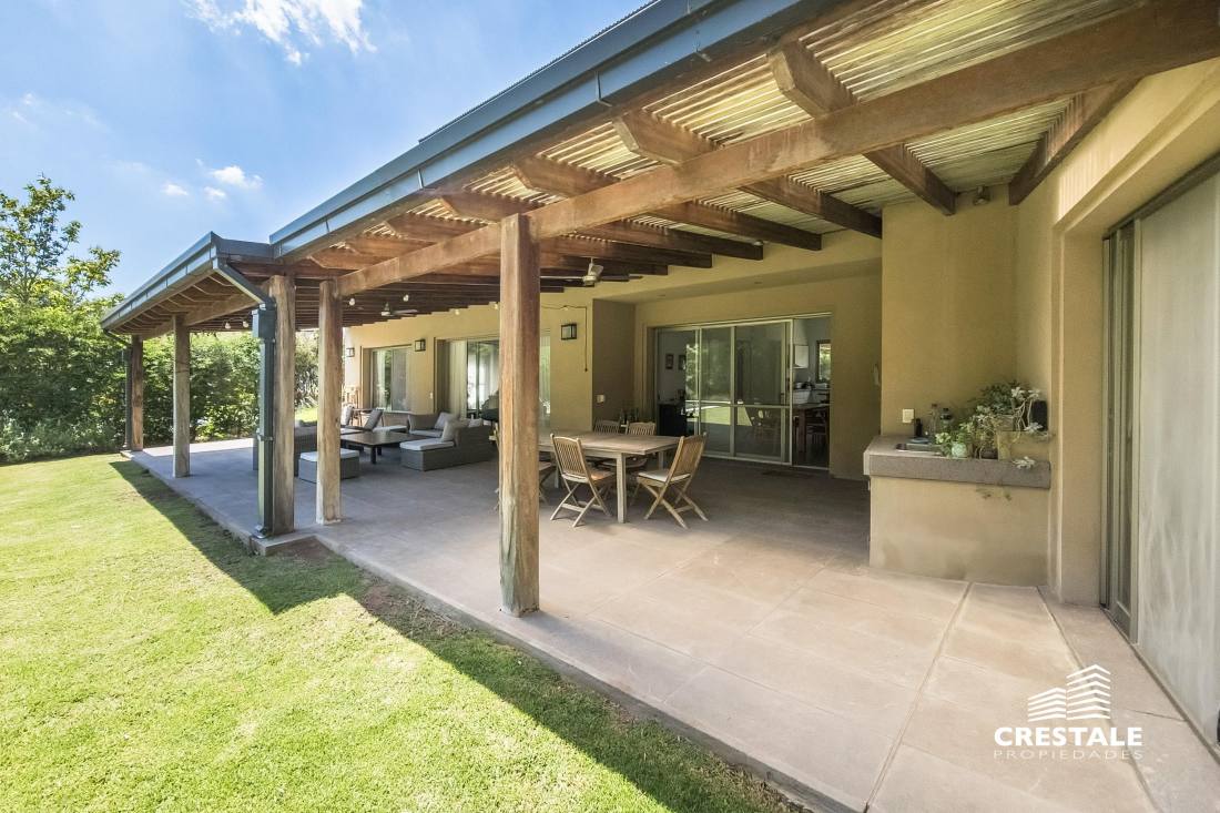 Casa 5 dormitorios en venta Country Golf Rosario, Rosario. CHO4670072 Crestale Propiedades