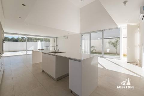 Casa 3 dormitorios en venta Fisherton - Azcuénaga 8600, Rosario. CCO62911 HO6902188 Crestale Propiedades