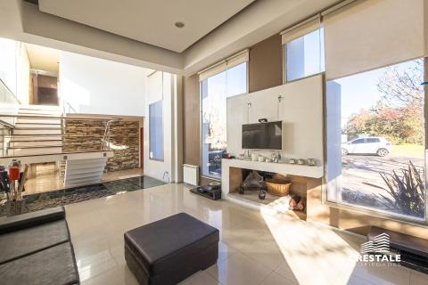Casa 5 dormitorios en venta Kentucky Club De Campo, Funes. CHO2097585 Crestale Propiedades