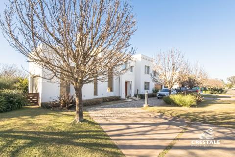 Casa 5 dormitorios en venta Kentucky Club De Campo, Funes. CHO2097585 Crestale Propiedades