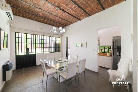Casa 2 dormitorios en venta Rosario, Alberdi. CHO4791833 Crestale Propiedades