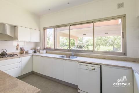 Casa 5 dormitorios en venta Country Golf Rosario, Rosario. CHO4670072 Crestale Propiedades
