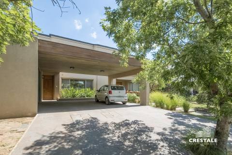 Casa 5 dormitorios en venta Country Golf Rosario, Rosario. CHO4670072 Crestale Propiedades