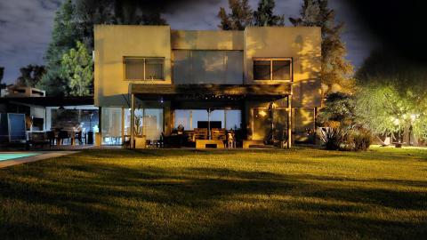 Casa 4 dormitorios en venta Rosario, Portal Aldea. CHO4843375 Crestale Propiedades