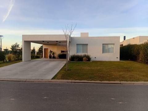 Casa 3 dormitorios en venta Vida, Funes. CHO5644773 Crestale Propiedades