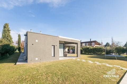 Casa 4 dormitorios en venta Kentucky Club De Campo, Funes. CHO5726490 Crestale Propiedades