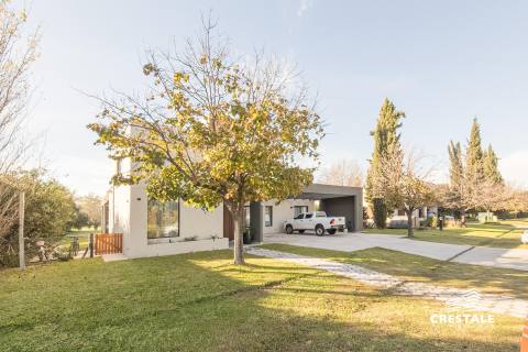 Casa 4 dormitorios en venta Kentucky Club De Campo, Funes. CHO5726490 Crestale Propiedades