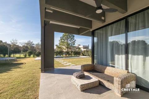 Casa 4 dormitorios en venta Kentucky Club De Campo, Funes. CHO5726490 Crestale Propiedades