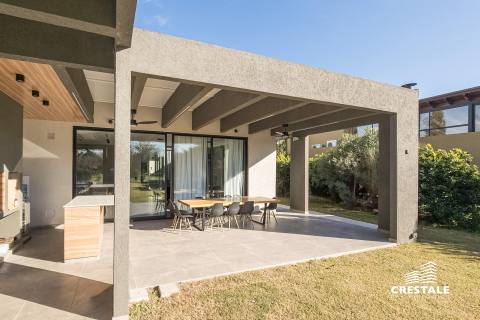 Casa 4 dormitorios en venta Kentucky Club De Campo, Funes. CHO5726490 Crestale Propiedades