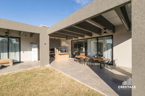 Casa 4 dormitorios en venta Kentucky Club De Campo, Funes. CHO5726490 Crestale Propiedades
