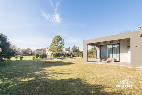 Casa 4 dormitorios en venta Kentucky Club De Campo, Funes. CHO5726490 Crestale Propiedades