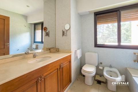 Casa 4 dormitorios en venta Bv. Argentino Y Acevedo, Rosario. CHO6575751 Crestale Propiedades