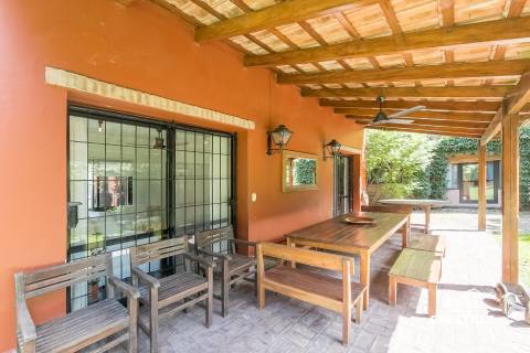 Casa 4 dormitorios en venta Bv. Argentino Y Acevedo, Rosario. CHO6575751 Crestale Propiedades