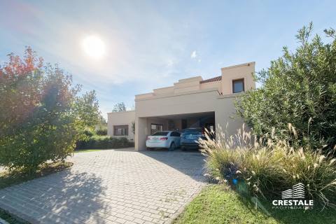 Casa 4 dormitorios en venta Aldea Country Golf Rosario, Rosario. CHO6819957 Crestale Propiedades