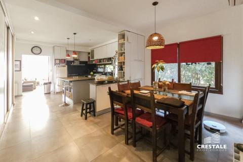 Casa 4 dormitorios en venta Aldea Country Golf Rosario, Rosario. CHO6819957 Crestale Propiedades