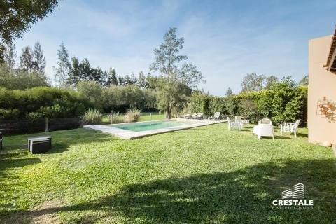 Casa 4 dormitorios en venta Aldea Country Golf Rosario, Rosario. CHO6819957 Crestale Propiedades