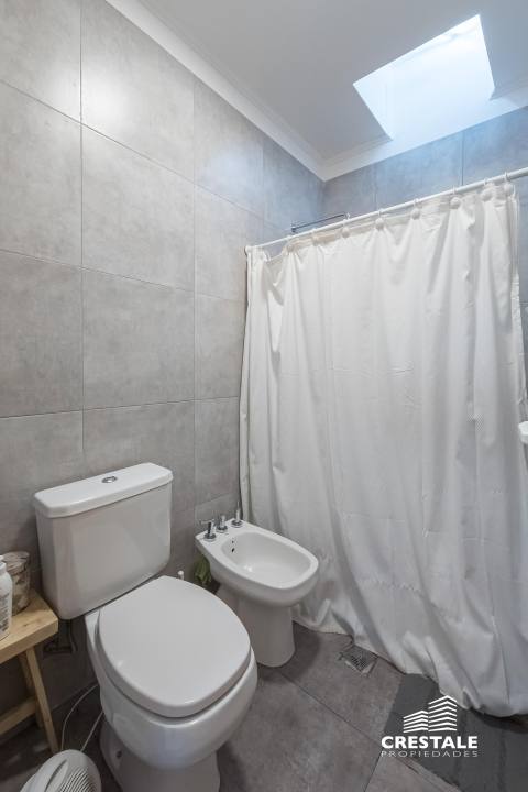 Departamento de pasillo 2 dormitorios en venta España 1800, Rosario. CHO6875246 Crestale Propiedades