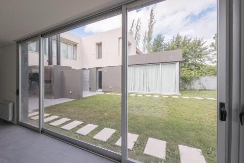 Casa 3 dormitorios en venta Aldea Fisherton - Malabia 1200, Rosario. CHO6877871 Crestale Propiedades