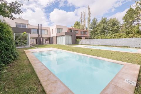 Casa 3 dormitorios en venta Aldea Fisherton - Malabia 1200, Rosario. CHO6877871 Crestale Propiedades