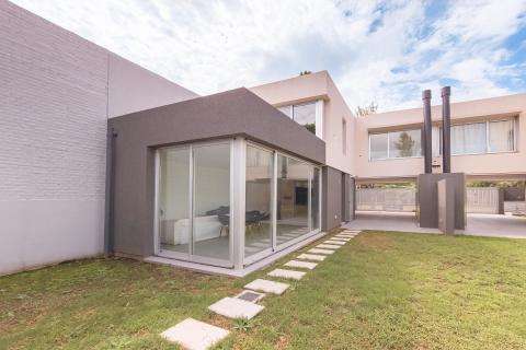 Casa 3 dormitorios en venta Aldea Fisherton - Malabia 1200, Rosario. CHO6877871 Crestale Propiedades