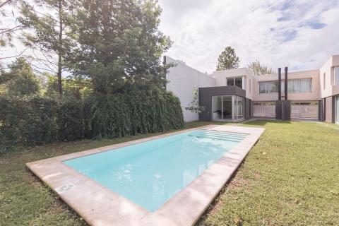 Casa 3 dormitorios en venta Aldea Fisherton - Malabia 1200, Rosario. CHO6877871 Crestale Propiedades