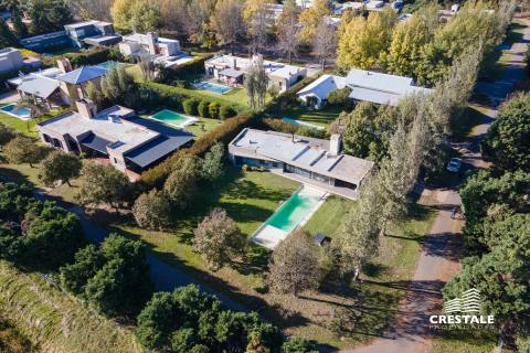 Casa 2 dormitorios en venta Los Álamos Club De Campo, Ibarlucea. CHO6921109 Crestale Propiedades