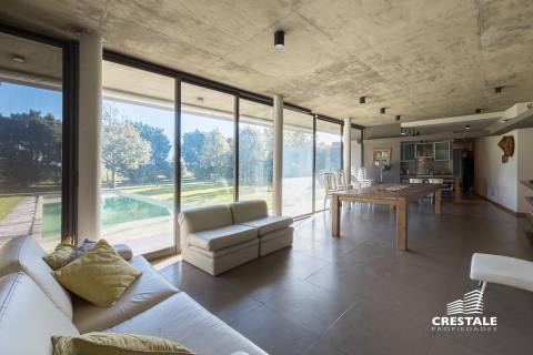 Casa 2 dormitorios en venta Los Álamos Club De Campo, Ibarlucea. CHO6921109 Crestale Propiedades