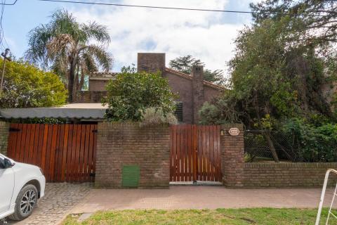 Casa 4 dormitorios en venta Morrison 8000, Rosario. CHO7102547 Crestale Propiedades