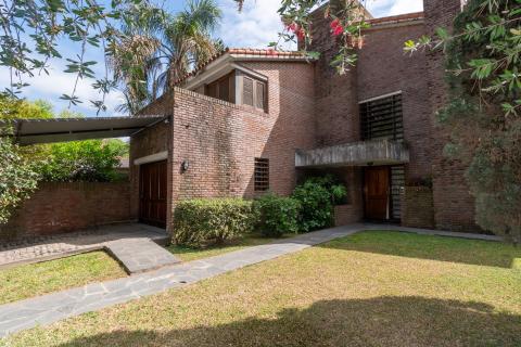 Casa 4 dormitorios en venta Morrison 8000, Rosario. CHO7102547 Crestale Propiedades