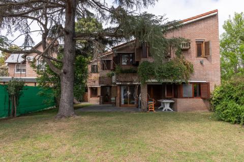 Casa 4 dormitorios en venta Morrison 8000, Rosario. CHO7102547 Crestale Propiedades