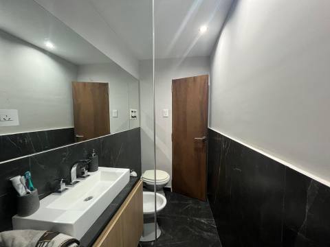 Departamento de pasillo 2 dormitorios en venta Buenos Aires 1300, Rosario. CPH7202724 Crestale Propiedades