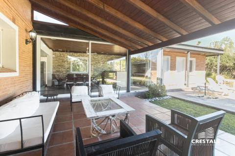 Casa 4 dormitorios en venta Kentucky Club De Campo, Funes. CHO7325414 Crestale Propiedades