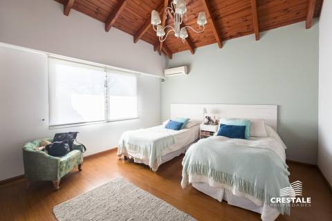 Casa 4 dormitorios en venta Kentucky Club De Campo, Funes. CHO7325414 Crestale Propiedades