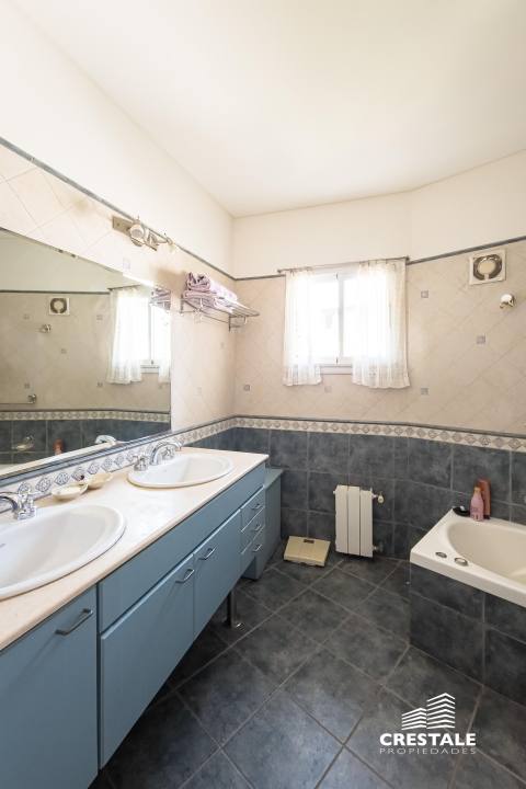 Casa 6 dormitorios en venta Kentucky Club De Campo, Funes. CHO7379571 Crestale Propiedades