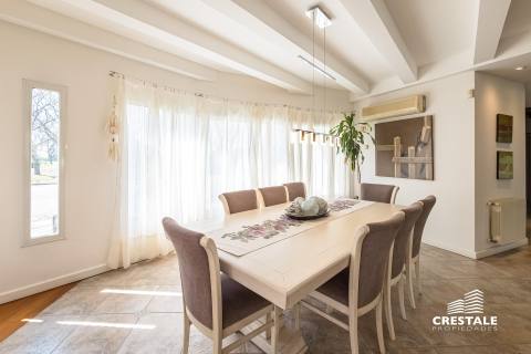 Casa 6 dormitorios en venta Kentucky Club De Campo, Funes. CHO7379571 Crestale Propiedades