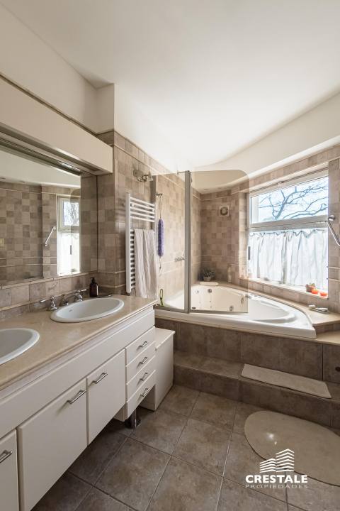 Casa 6 dormitorios en venta Kentucky Club De Campo, Funes. CHO7379571 Crestale Propiedades