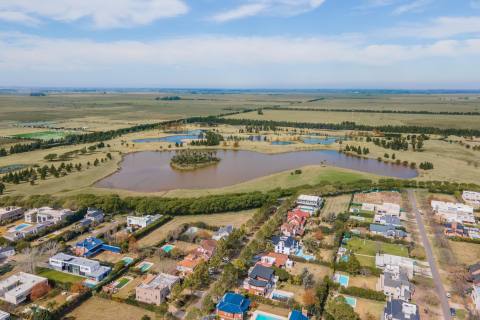 Casa 6 dormitorios en venta Kentucky Club De Campo, Funes. CHO7379571 Crestale Propiedades