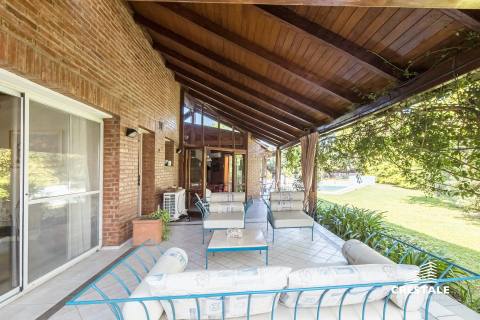 Casa 6 dormitorios en venta Kentucky Club De Campo, Funes. CHO7379571 Crestale Propiedades